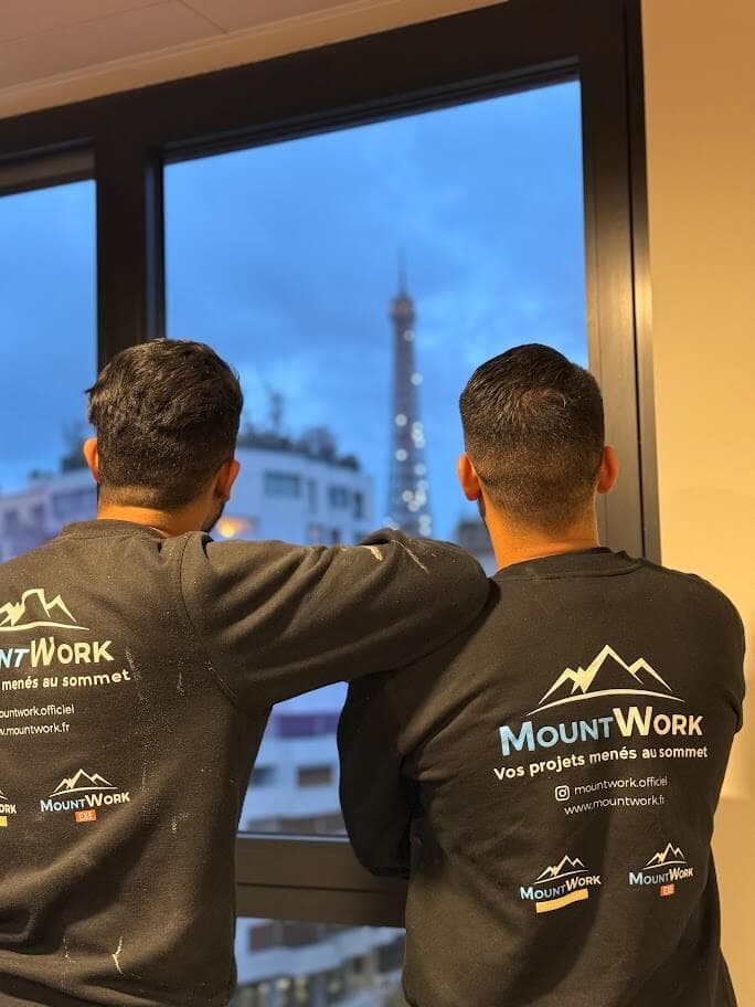 Équipe de professionnels du bâtiment au travail